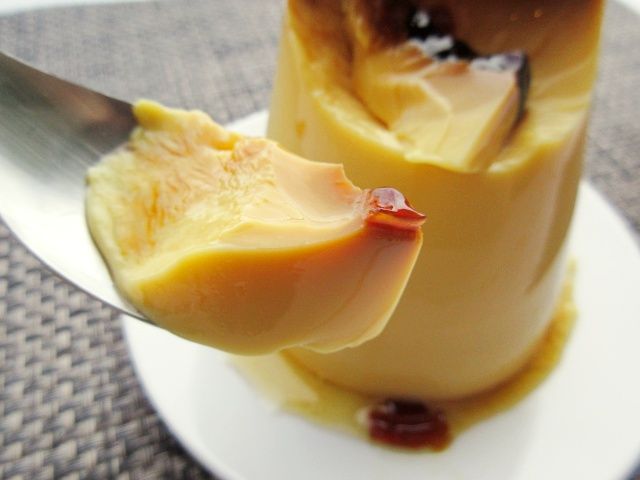 一口スプーンでプリンをすくう