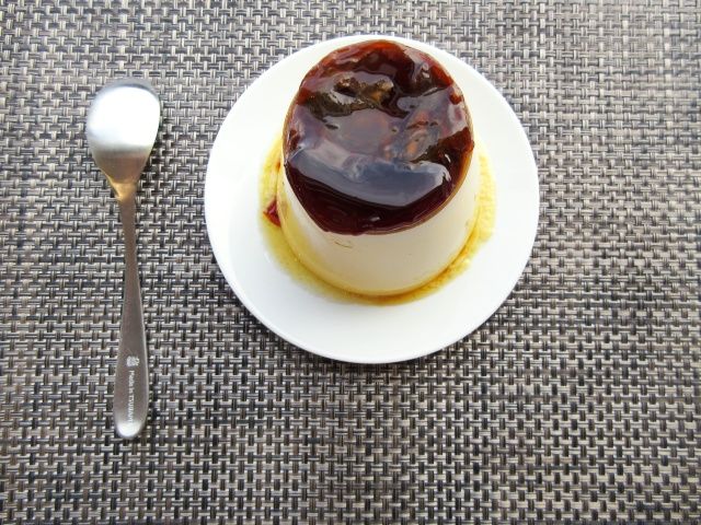 ドンキ「ドドンとプリン」を皿に盛り付ける