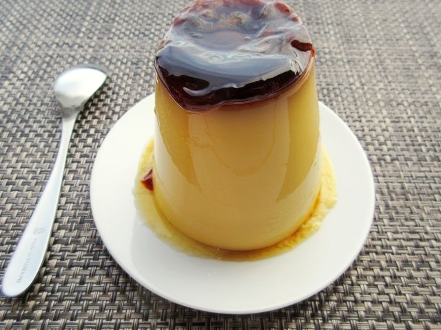 「ドドンとプリン」をお皿に乗せ、スプーンを並べた様子