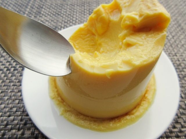 食べ進めているドドンとプリンの様子