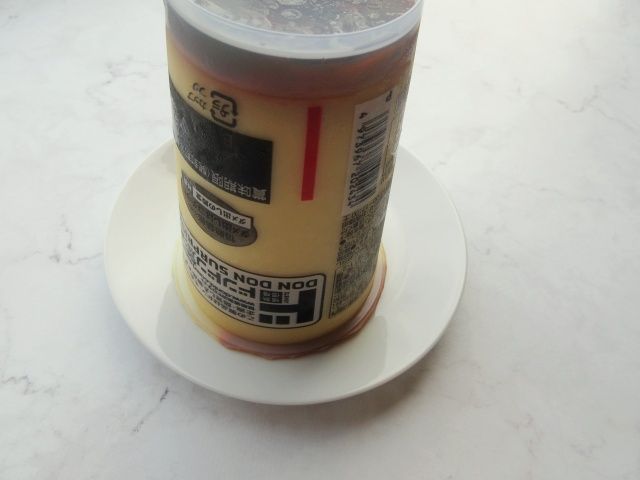 お皿の上にさかさまにした「ドドンとプリン」