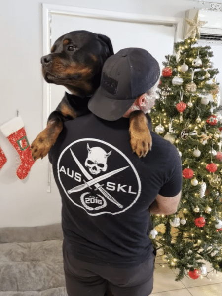 チワワにびっくりした大型犬「怖かったよー」 抱っこして慰めてもらう。