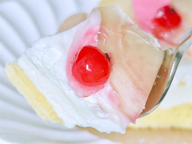 一口スプーンですくう