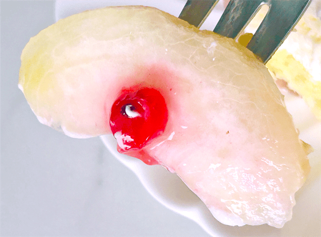 山梨県産完熟桃をフォークですくう