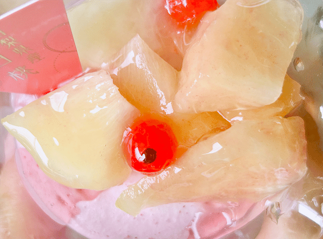 たっぷり上にトッピングされた山梨県産完熟桃