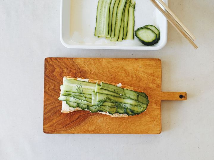 少ない材料で本格的なおいしさ！キューカンバーサンドの作り方【パン好きなsumire.のバゲットサンドのレシピ vol.21 〜レシピで旅するヨーロッパ〜】