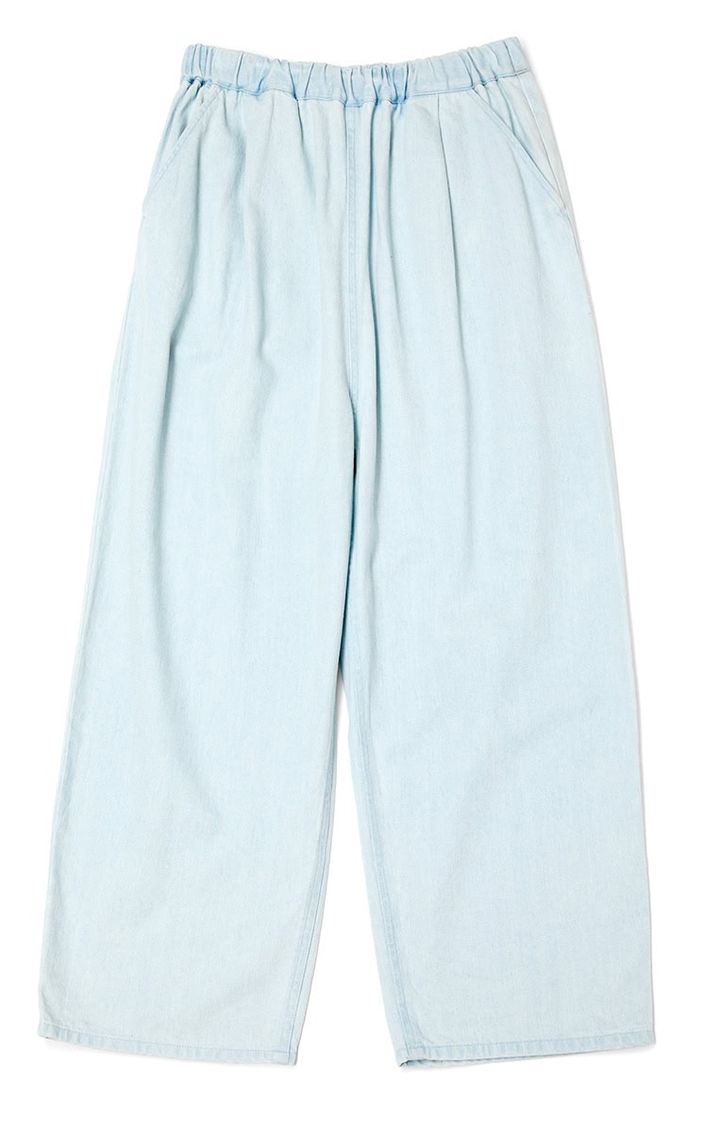 薄い水色のブリーチデニムが夏らしく軽快。