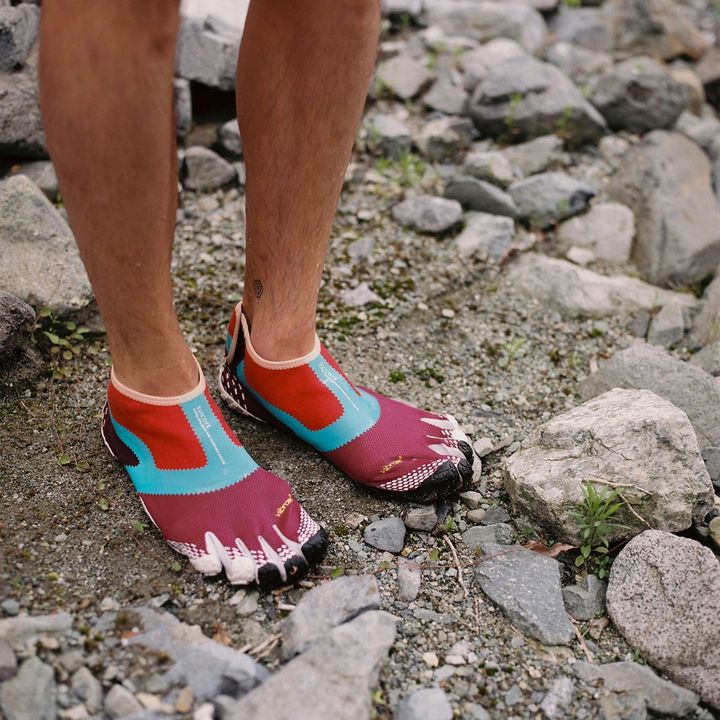 かかとがホールドされるタイプのサンダル