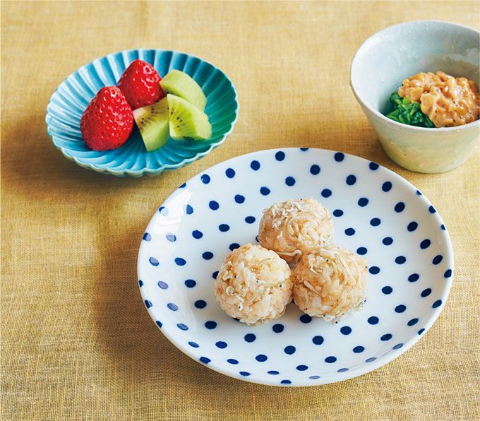 寝坊した日も育脳レシピ！ 一口おにぎりが食べやすい「じゃことチーズおにぎり朝ごはん」の画像1