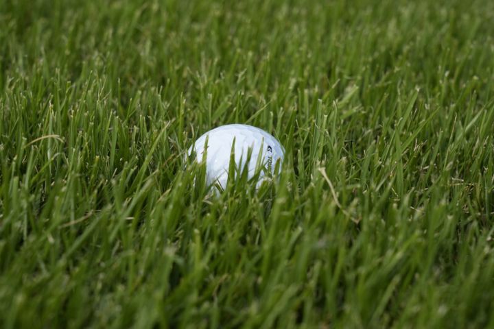 ラフから簡単脱出！芝の抵抗に負けないアプローチをレッスン