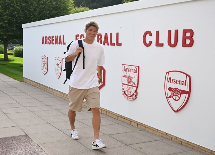 冨安健洋、イメチェン！完全な金髪でアーセナルに合流する