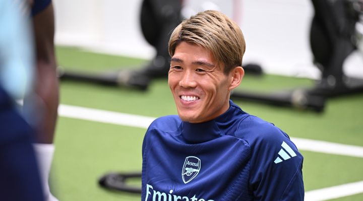 冨安健洋、イメチェン！完全な金髪でアーセナルに合流する