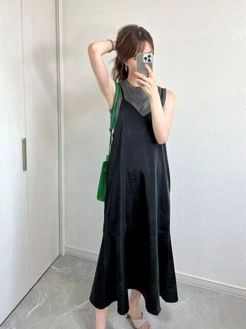 ノースリーブと黒キャミワンピースの夏コーデ