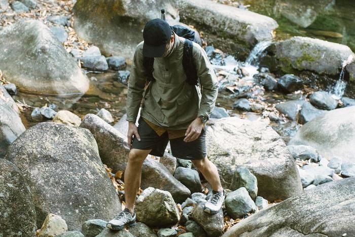 PROJ.MT.の服で山道を歩く人