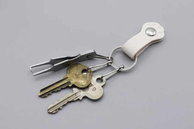 セリアのキーホルダー にゃんこに鍵を取り付け