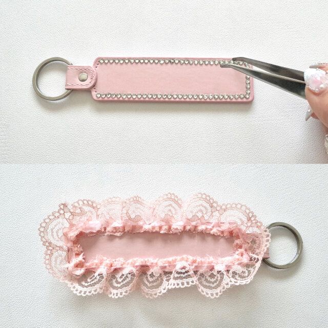 レザー風キーホルダー ラインストーン付け レース付け