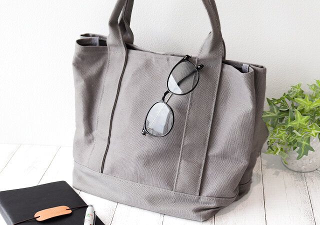 『紫外線に当たるとレンズカラーが変わる！ 調光・UVカットサングラス BLACK』 付録