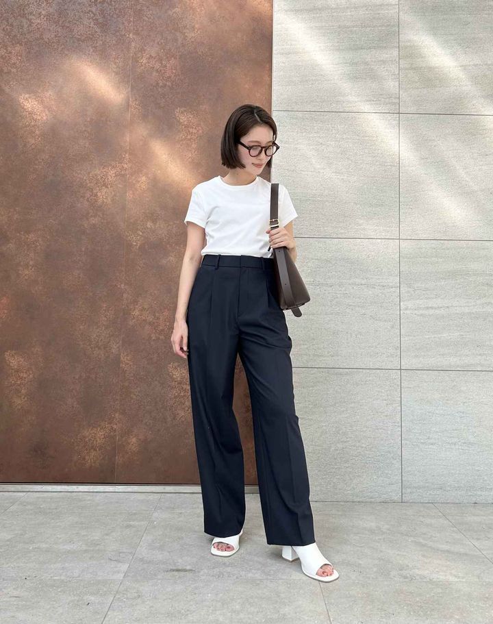 画像1: 【ユニクロ】タックワイドパンツ¥3,990、クルーネックT¥1,500、クラウンパントサングラス¥1,990、レザータッチワンハンドルバッグ¥1,990