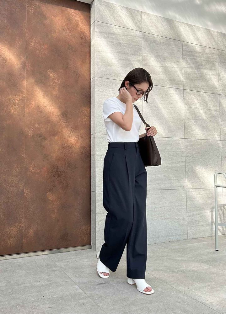 画像2: 【ユニクロ】タックワイドパンツ¥3,990、クルーネックT¥1,500、クラウンパントサングラス¥1,990、レザータッチワンハンドルバッグ¥1,990