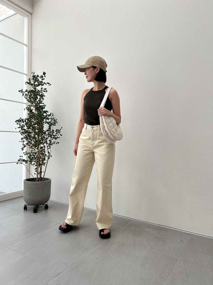 画像: 【ユニクロ】ワイドストレートジーンズ¥3,990、ホルターネックブラタンクトップ¥2,290、UVカットキャップ/ツイル¥1,990、ラウンドショルダーバッグ/キルト¥1,990