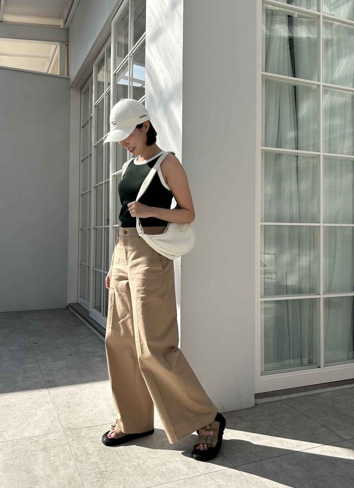 画像: 【ユニクロ】ワイドチノパンツ¥3,990、アメリカンスリーブブラタンクトップ¥2,290、キース・へリング UVカットキャップ¥1,990、ラウンドミニショルダーバッグ¥1,500