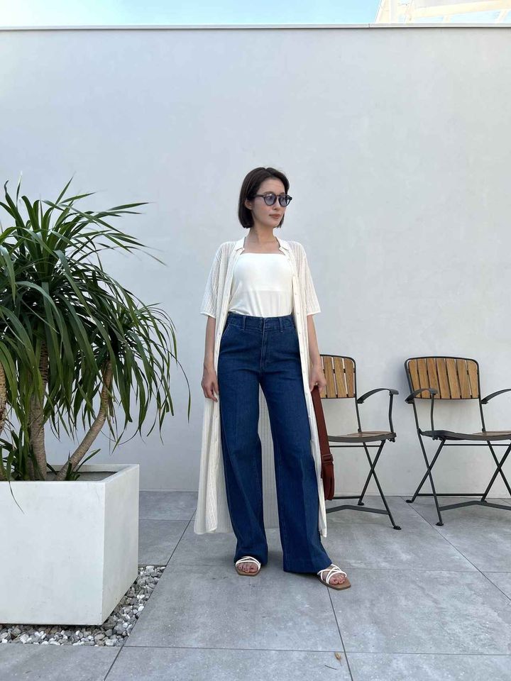 画像2: 【ユニクロ】ワイドトラウザーパンツ¥3,990、レースニットワンピース（一部店舗のみ販売）¥4,990、エアリズムコットンブラチューブトップ¥2,290、クラウンパントサングラス¥1,990、ラウンドミニショルダーバッグ¥1,500