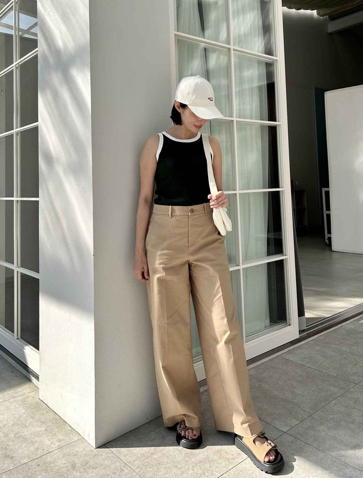 画像: 【ユニクロ】ワイドチノパンツ¥3,990、アメリカンスリーブブラタンクトップ¥2,290、キース・へリング UVカットキャップ¥1,990、ラウンドミニショルダーバッグ¥1,500 ※着用者：身長159㎝、着用サイズM