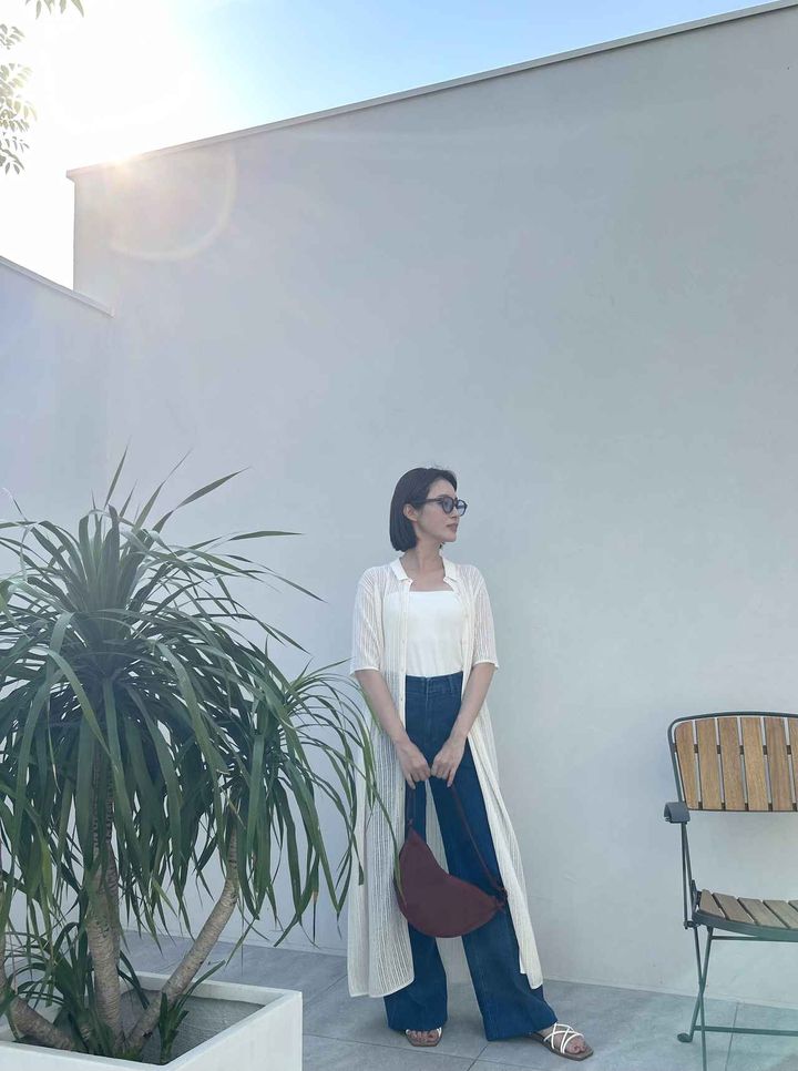 画像1: 【ユニクロ】ワイドトラウザーパンツ¥3,990、レースニットワンピース（一部店舗のみ販売）¥4,990、エアリズムコットンブラチューブトップ¥2,290、クラウンパントサングラス¥1,990、ラウンドミニショルダーバッグ¥1,500