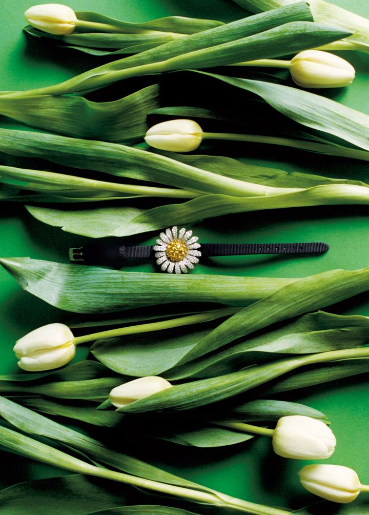 「マルグリット シークレット ウォッチ」YG×WG×サファイア×ダイヤモンド ￥29,172,000／VAN CLEEF & ARPELS（ヴァン クリーフ＆アーペル ル デスク）