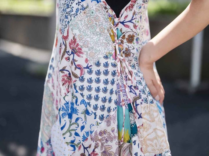 画像: ファスナーなどの金具ではなく、ファブリックのレースのためナチュラルなムード。 出典：フリーダ