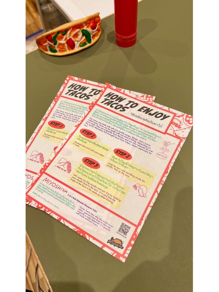 タコスの「食べ方」を解説したチラシ