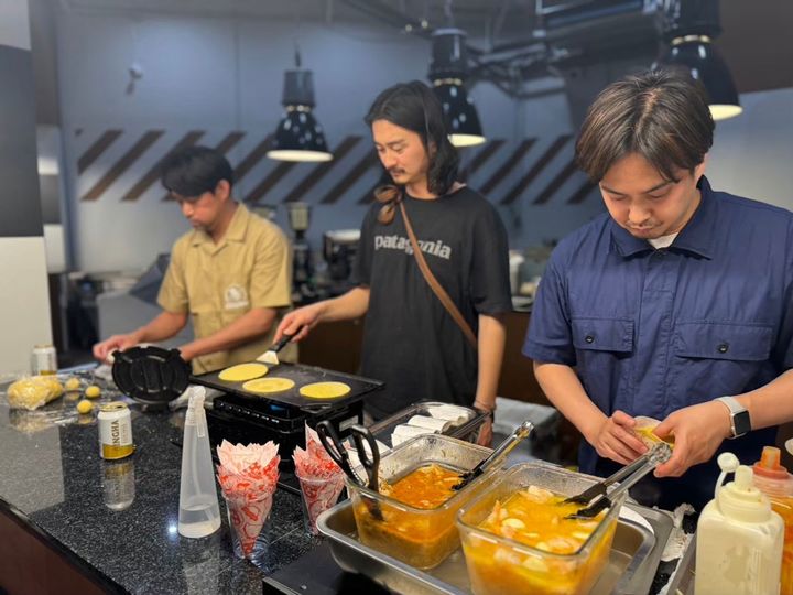 トルティーヤを焼き、具材を載せ続けるスタッフ