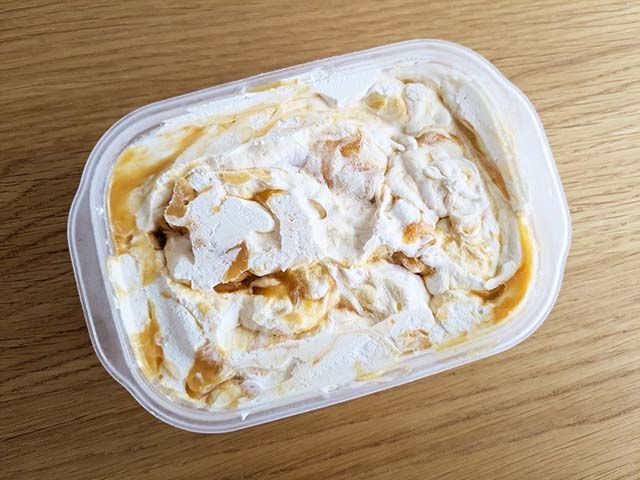 泡立てたクリームとマンゴーピューレを容器に入れマーブル状に混ぜ合わせ、一晩冷凍庫に入れたて作ったマンゴーアイス