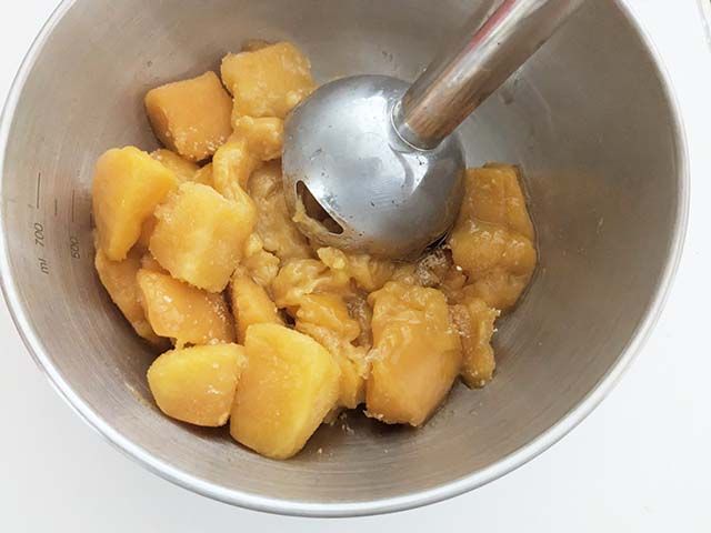 【業務スーパー】の冷凍フルーツ「カットマンゴー」をハンドブレンダーでピューレにしている様子