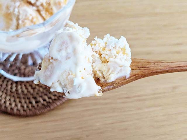 ガラスの器に盛られたマンゴーアイスをスプーンですくっている様子