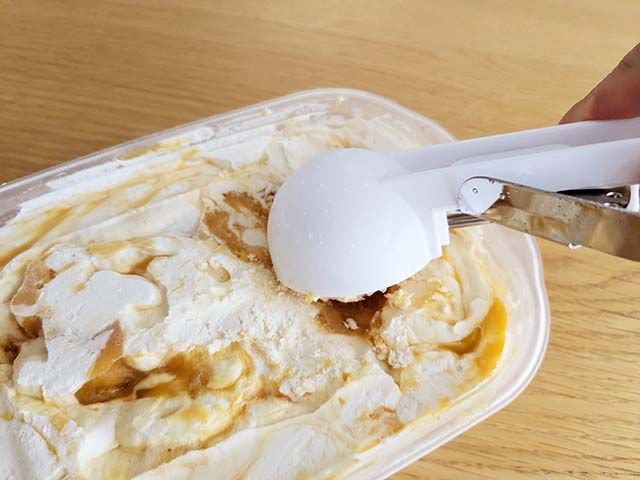 マンゴーアイスをアイスクリームディッシャーですくっている様子