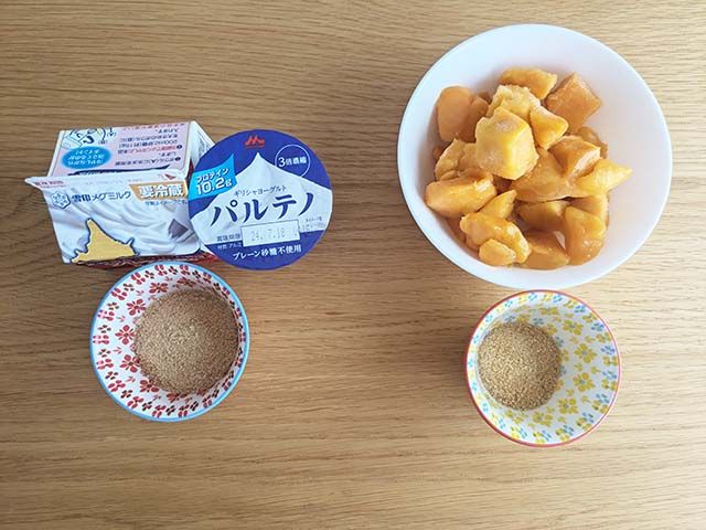 【業務スーパー】の冷凍フルーツ「カットマンゴー」で作るアイスの材料がテーブルに並んでいる様子