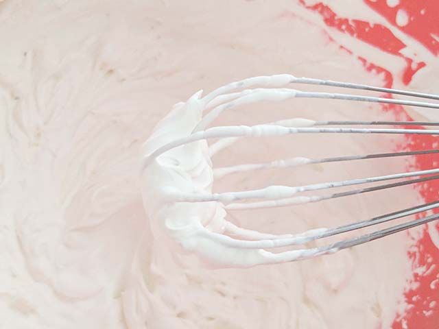 生クリームとギリシャヨーグルト、てんさいとう40gをホイッパーで泡だてている様子