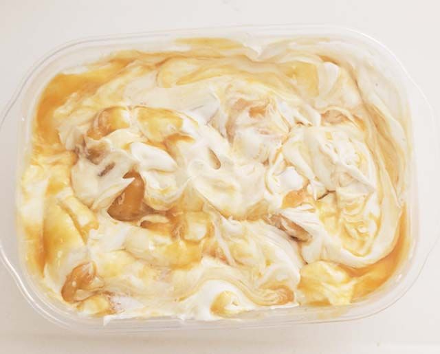 泡立てたクリームとマンゴーピューレを容器に入れ、マーブル状に混ぜ合わせた様子