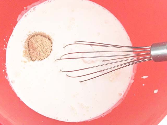 生クリームとギリシャヨーグルト、てんさいとう40gがボウルに入っている様子