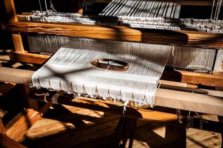 織り機の上に布地がかかった“工房の風景”がインスピレーション源。