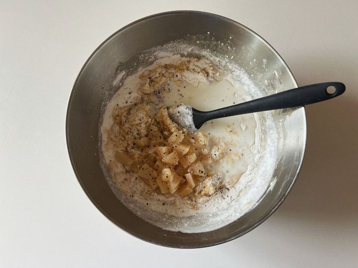 【米粉レシピ】ジューシーな桃のブラックペッパー米粉マフィン【渡辺友美子のコーヒーに合うお菓子のレシピ vol.51 〜レシピで旅するヨーロッパ〜】