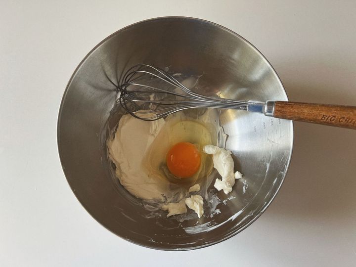 【米粉レシピ】ジューシーな桃のブラックペッパー米粉マフィン【渡辺友美子のコーヒーに合うお菓子のレシピ vol.51 〜レシピで旅するヨーロッパ〜】