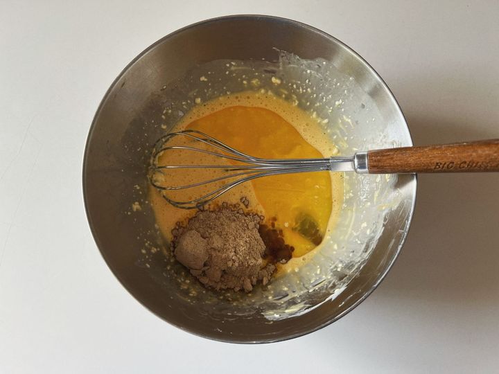 【米粉レシピ】ジューシーな桃のブラックペッパー米粉マフィン【渡辺友美子のコーヒーに合うお菓子のレシピ vol.51 〜レシピで旅するヨーロッパ〜】