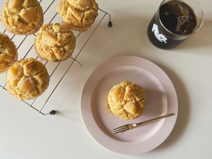 【米粉レシピ】ジューシーな桃のブラックペッパー米粉マフィン【渡辺友美子のコーヒーに合うお菓子のレシピ vol.51 〜レシピで旅するヨーロッパ〜】