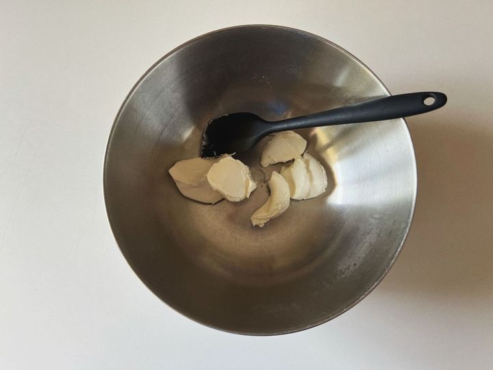 【米粉レシピ】ジューシーな桃のブラックペッパー米粉マフィン【渡辺友美子のコーヒーに合うお菓子のレシピ vol.51 〜レシピで旅するヨーロッパ〜】