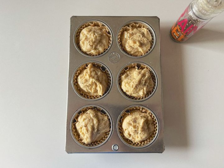 【米粉レシピ】ジューシーな桃のブラックペッパー米粉マフィン【渡辺友美子のコーヒーに合うお菓子のレシピ vol.51 〜レシピで旅するヨーロッパ〜】