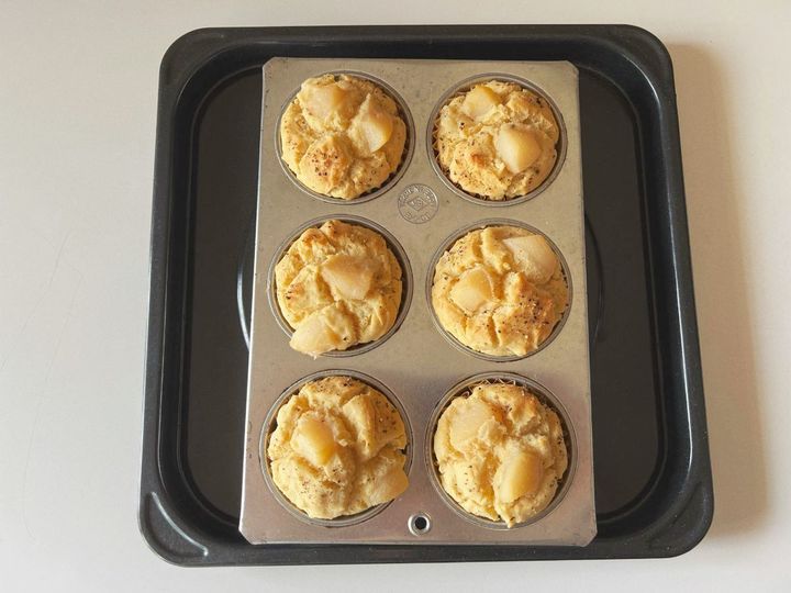 【米粉レシピ】ジューシーな桃のブラックペッパー米粉マフィン【渡辺友美子のコーヒーに合うお菓子のレシピ vol.51 〜レシピで旅するヨーロッパ〜】