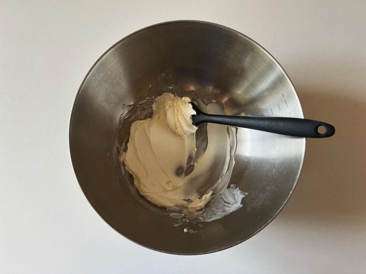 【米粉レシピ】ジューシーな桃のブラックペッパー米粉マフィン【渡辺友美子のコーヒーに合うお菓子のレシピ vol.51 〜レシピで旅するヨーロッパ〜】