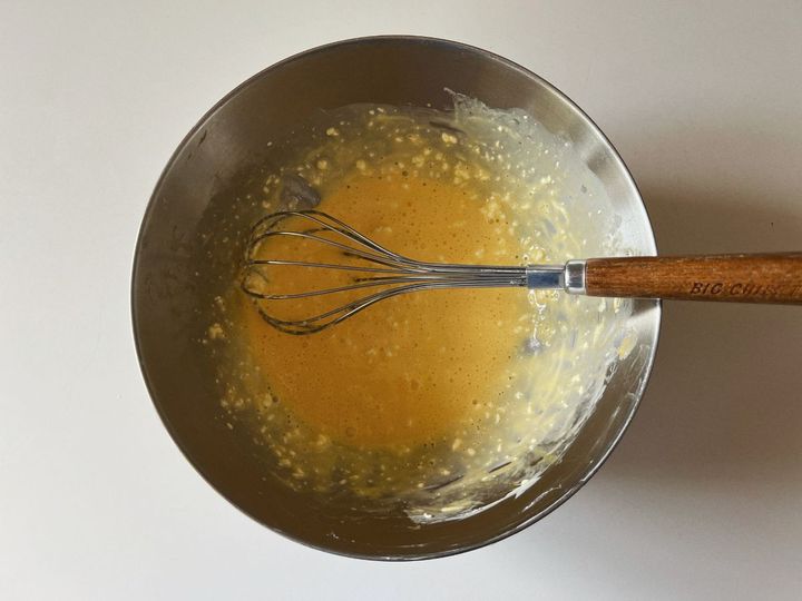 【米粉レシピ】ジューシーな桃のブラックペッパー米粉マフィン【渡辺友美子のコーヒーに合うお菓子のレシピ vol.51 〜レシピで旅するヨーロッパ〜】